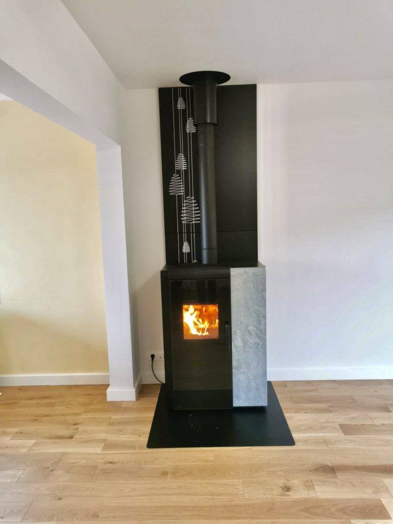 REMPLACEMENT Poêle Mixtes Bûches et Granulés avec Plaque Murale Décorative dans le (69).